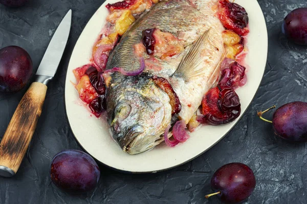 Peixe Dourado Dourado Assado Com Ameixas — Fotografia de Stock