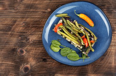 Ev yapımı sebze turtası ya da yeşil ya da çalı fasulyesi ve dolmalık biberli kiş. Kopyalama alanı olan düz.