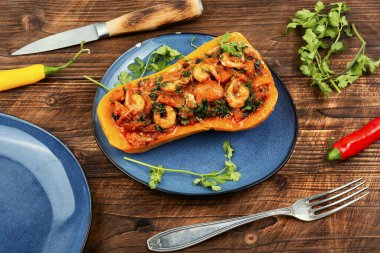 Biber, domates ve karidesle doldurulmuş kabak ezmesi. Brezilya yemeği..