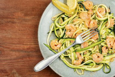 Köy ahşap masada dilimlenmiş kabaklı haşlanmış karides. Metin için boşluk.