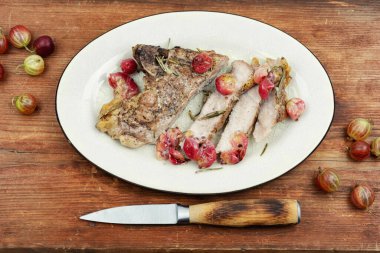 Bektaşi üzümü sosunda pişirilmiş sulu biftek. Biftek..