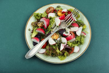 Turplu, sebzeli, domatesli ve susamlı salata. Vejetaryenler için yiyecek..