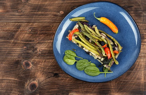 Ev yapımı sebze turtası ya da yeşil ya da çalı fasulyesi ve dolmalık biberli kiş. Kopyalama alanı olan düz.