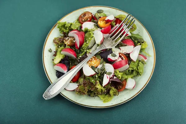 Gemakkelijke Salade Met Radijs Groenten Tomaat Sesam Voedsel Voor Vegetariërs — Stockfoto