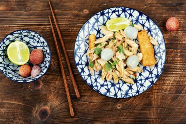 Lezzetli salata, liçi ya da litchi ve ahşap masa üzerinde tavuk göğsü. Asya mutfağı. Üst görünüm.