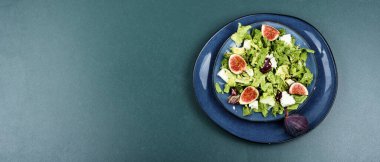 İncirli, şifalı ve peynirli sonbahar çiğ salatası. Pankart. Metin için boşluk
