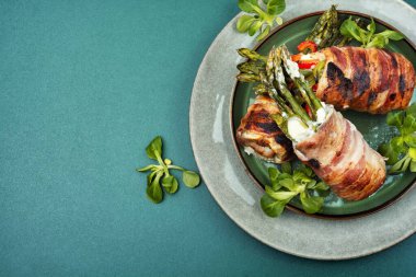 Noel yemeği için tabakta yeşil kuşkonmaz ile doldurulmuş rosto köftesi. Boşluğu kopyala.