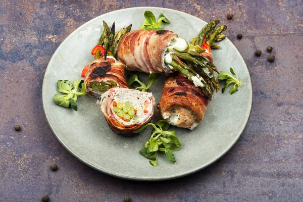 Appetizing Spring Appetizer Meat Rolls Beef Roulade Stuffed Asparagus — Stock Photo, Image