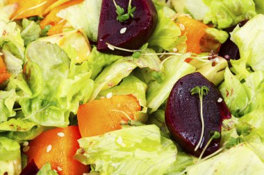 Kızarmış balkabağı, pancar ve sebzeli sonbahar vejetaryen salatası. Yakın plan..