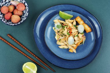 Taze salata, liçi ve tavuk göğsü. Asya mutfağı. Üst görünüm.