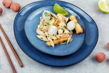 Baharatlı Asya salatası, liçi ya da litchi ve tavuk göğsü. Sağlıklı yemek menüsü.