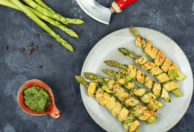 Hamurda pişmiş taze yeşil kuşkonmaz..