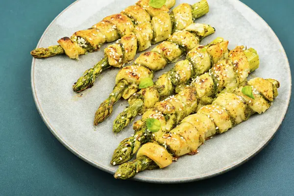 Baked Green Asparagus Puff Pastry Plate — Stock Photo, Image