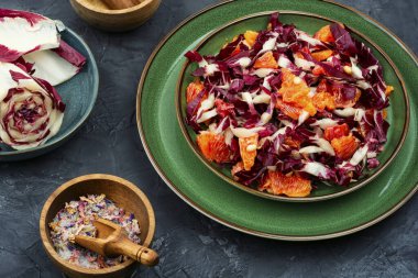 Kırmızı turuncu ve turuncu ile iştah açıcı salata. Sağlıklı vejetaryen yemeği.