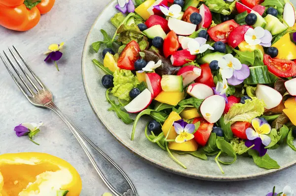 Salada Vitamina Verduras Primavera Decorada Com Flores Comestíveis Ceto Cetogênico — Fotografia de Stock