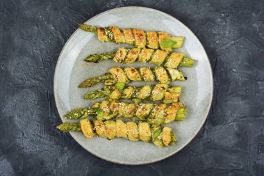 Hamurda pişmiş taze yeşil kuşkonmaz..