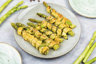 Pişmiş yeşil kuşkonmaz ve puf böreği tabakta. Sağlıklı yemek..