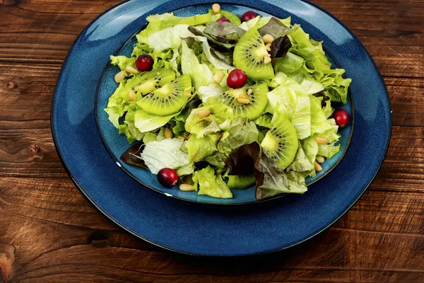 Salade Fraîche Kiwi Légumes Feuilles Baies Pignons Pin Sur Table — Photo