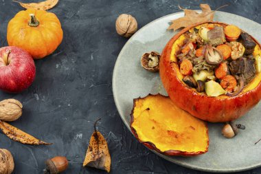 Biftek, mantar, elma ve havuçla doldurulmuş kızarmış balkabağı. Sağlıklı yemek.