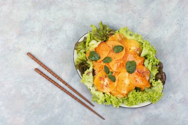 Yeşil marullu sulu salata, taze hurma ve nane. Sağlıklı yiyecekler. Metin için boşluk.