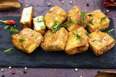 Tabakta kızarmış soya peynirli tofu. Vejetaryen ızgarası..