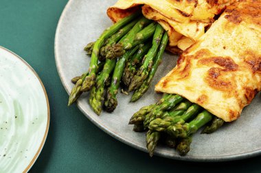 Yeşil kuşkonmazla pişirilmiş iştah açıcı omlet. Fransız mutfağı.