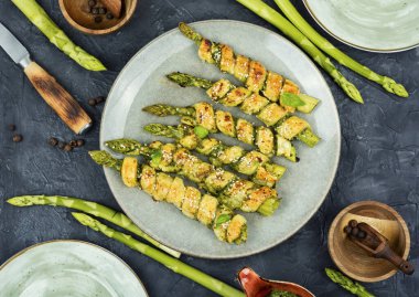 Pişmiş yeşil kuşkonmaz ve puf böreği tabakta. Sağlıklı yemek..