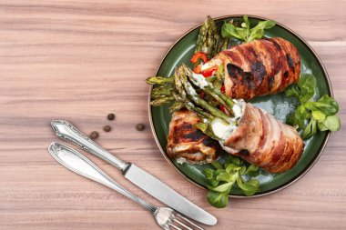 Kızarmış et rulosu ya da kuşkonmazla doldurulmuş sığır budu. Boşluğu kopyala.