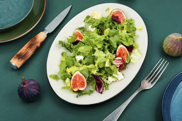 Salade Diététique Savoureuse Légumes Verts Figues Mûres Fromage Diététique — Photo
