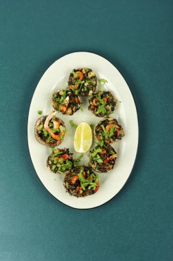 Karidesle doldurulmuş mantar kapları, karidesler..