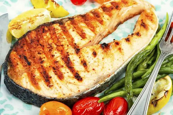 Sült Lazac Steak Zöldség Saláta Grillezett Hal Egészséges Étel — Stock Fotó