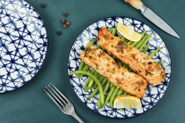 Taze fasulye ve limonlu kızarmış somon filetosu. Üst görünüm.