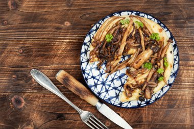 Köy mantarı turtası ya da ahşap bir masada mantar galeti. Şitake mantarlı tart ya da turta. Metin için boşluk.