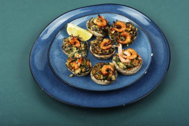 Karidesle doldurulmuş mantar kapları, karidesler. Servis edilen bölüm.