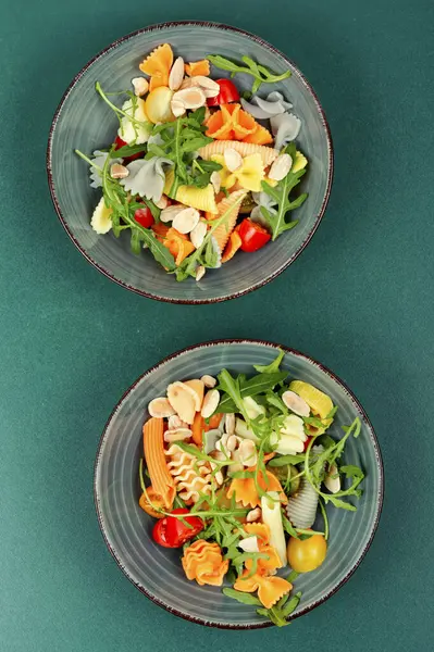 新鮮なトマトとハーブと伝統的なパスタサラダを備えたボウル トップビュー オーバーヘッド — ストック写真