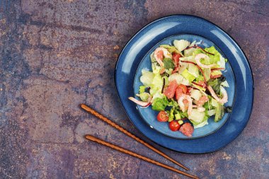 Zeytinli egzotik salata, karides ve yeşillik. Tayland meze salatası. Metin için boşluk.