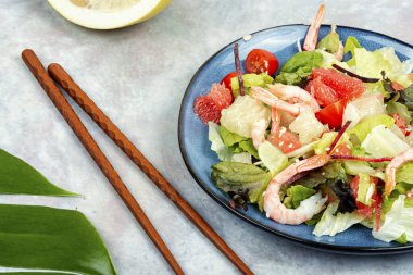 Karidesli Pomelo salatası, kirazlı domates ve marul tabakta..