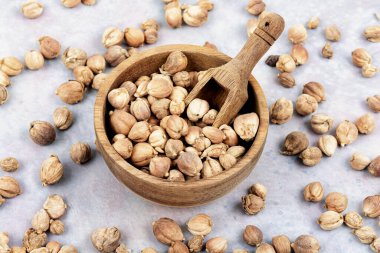 Tahta bir kasede kokulu beyaz kakule kapsülleri, baharat..