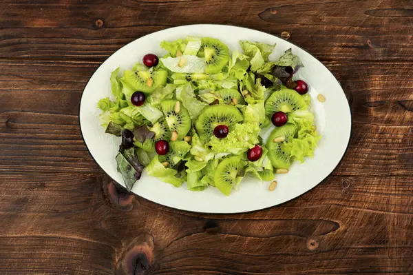 Salade Fraîche Kiwi Légumes Feuilles Baies Pignons Pin Sur Table — Photo