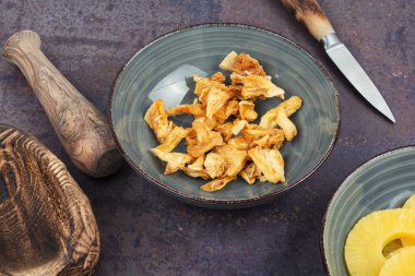 Ananasların diyet meyveleri ya da kaselerde ananaslar. Şeker ananasları.