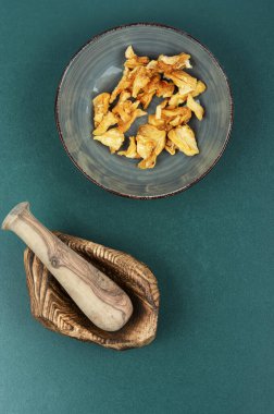 Kurutulmuş ananas ya da kase içinde ananas yığını. Şeker ananasları.