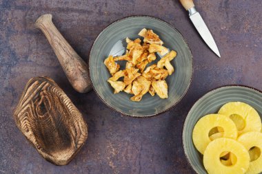 Yığın kuru ve taze ananaslar kaselerde. Şeker ananas veya ananas.