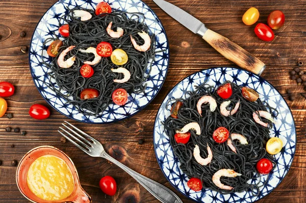 Vegetarian Spaghetti Prawns Tomatoes Pasta Spaghetti Shrimps Wooden Background Top — Stock Photo, Image