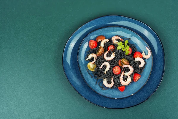 새우와 토마토와 맛있는 채식주의 스파게티 건강한 — 스톡 사진