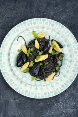 Midyeli siyah fasulyeli makarna. Deniz mahsullü spagetti. Makarna yahnisi. Üst görünüm.