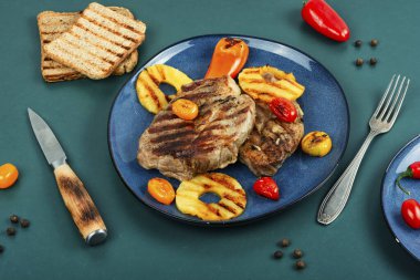 Ananas halkalı ızgara et, ızgara biftek ve ananas. Barbekü biftek..