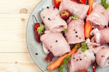 Taze, pişmemiş domuz eti ruloları. Çiğ et.