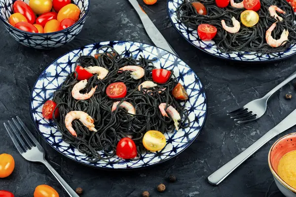 Vegan Black Bean Spaghetti Shrimp Tomatoes Cooked Black Pasta Spaghetti — Stock Photo, Image