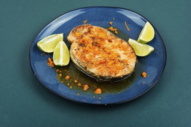 Portakal soslu ızgara alabalık bifteği. Ketogenik öğle yemeği.