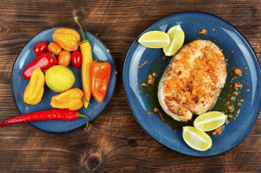 Izgara somon ya da portakal ve limon soslu alabalık bifteği. Köy ahşap masa. Üst görünüm.